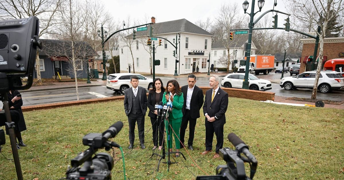 Multimillonario confiesa su visita a isla de Epstein